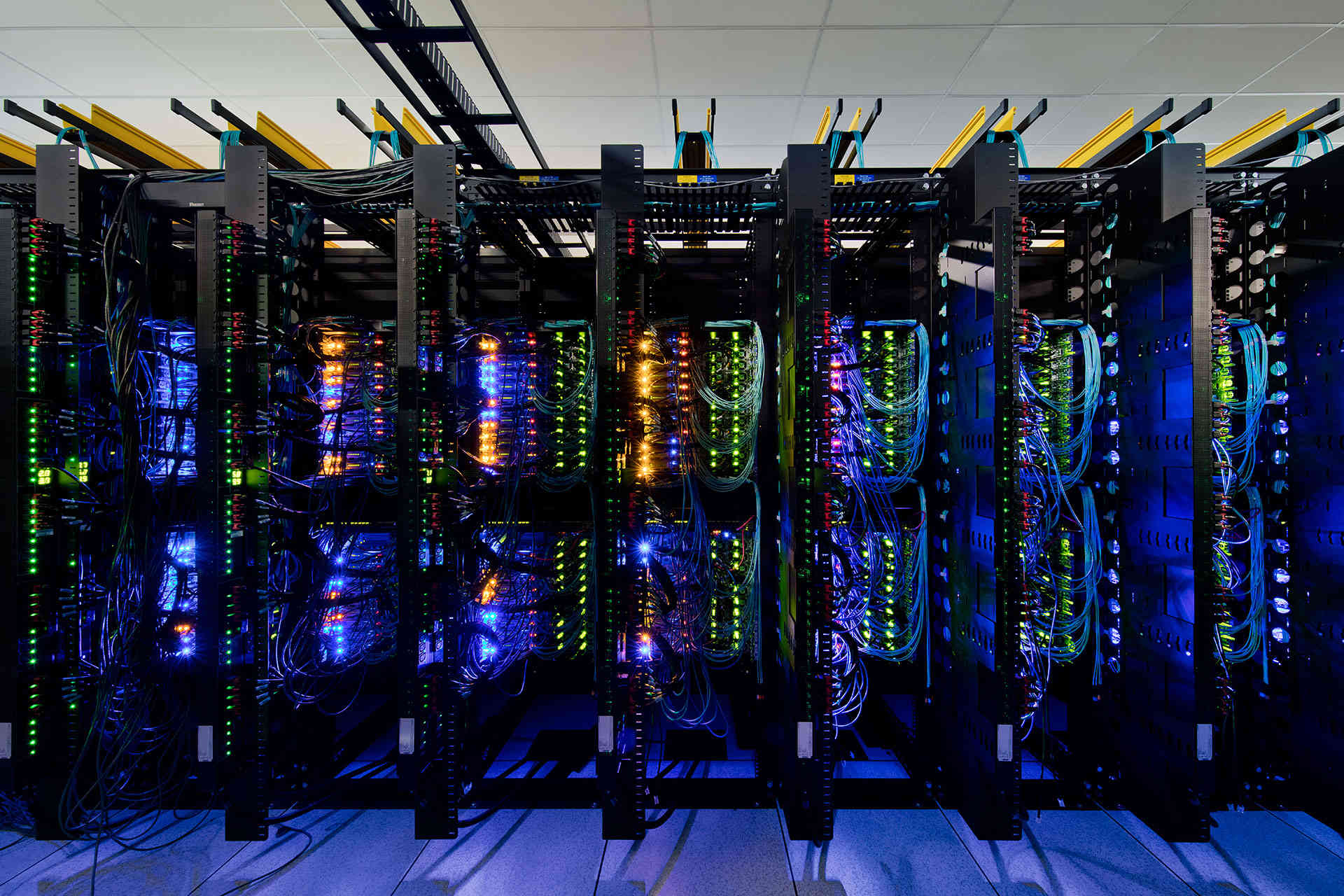 Ibm data. IBM data Center. Серверное оборудование IBM. Сервер разноцветный. Сервер.