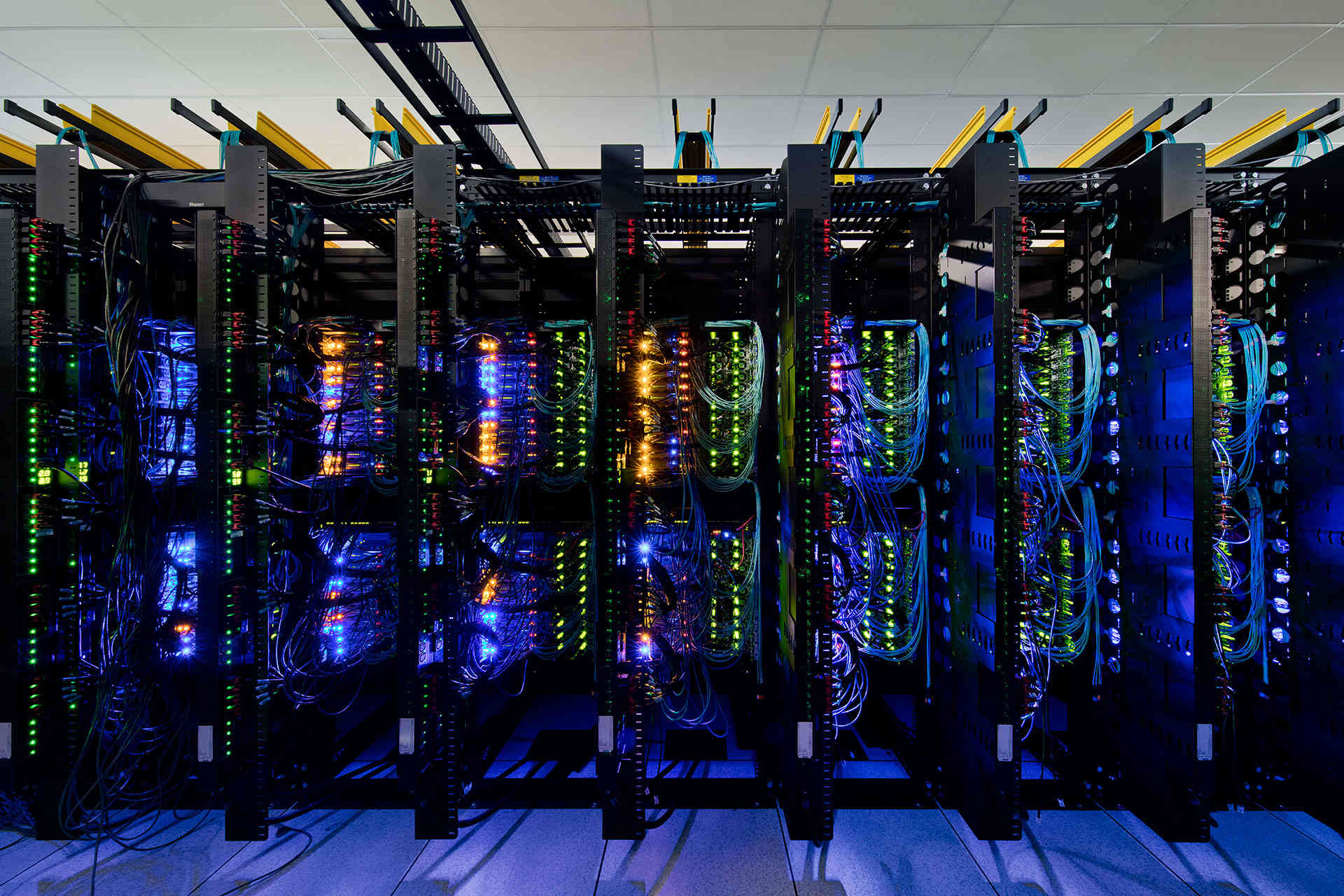 Сервер world. Серверное оборудование IBM!. Звук сервера IBM. IBM cloud Center. IBM led.